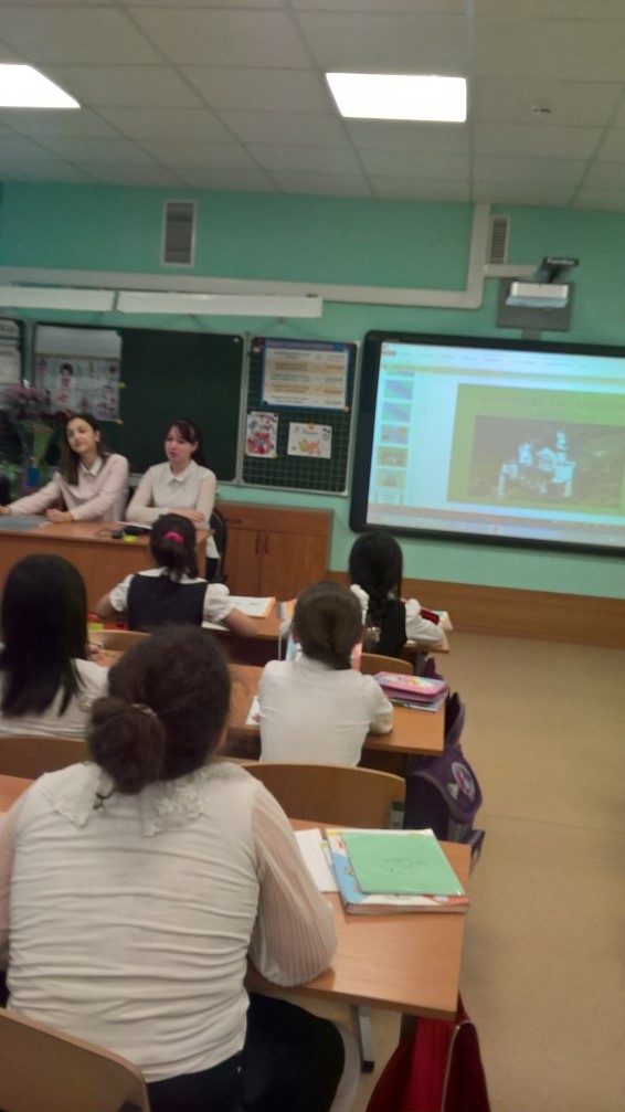 Учащиеся 10 класса Гумбатова Арзу и Зуйлова Ксения на уроках во 2 В классе